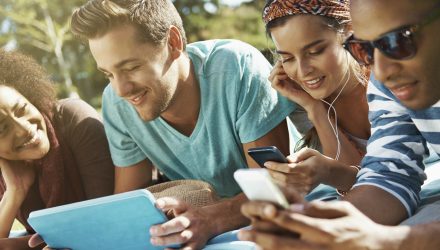 Should You Always Do Mobile Gambling Alone?
